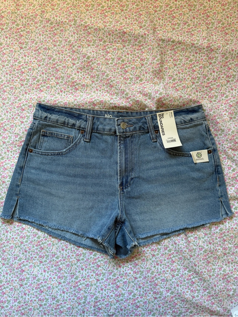 NWT No Boundaries women denim shorts in size 10